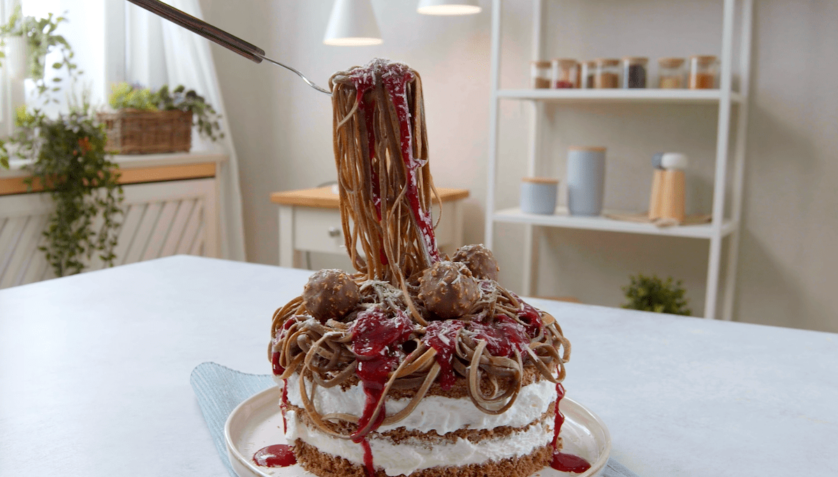 Fertige Schokoladentorte mit Frischkäsecreme und Oreo-Nudeln