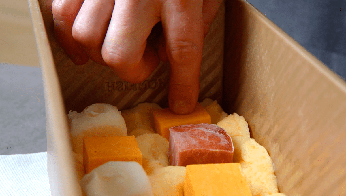Gefrorene WÃ¼rfel aus Ketchup und Mayonnaise werden in eine Kartoffelmasse gedrÃ¼ckt