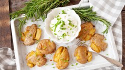 Smashed Potatoes mit Dip in Schale, Draufsicht