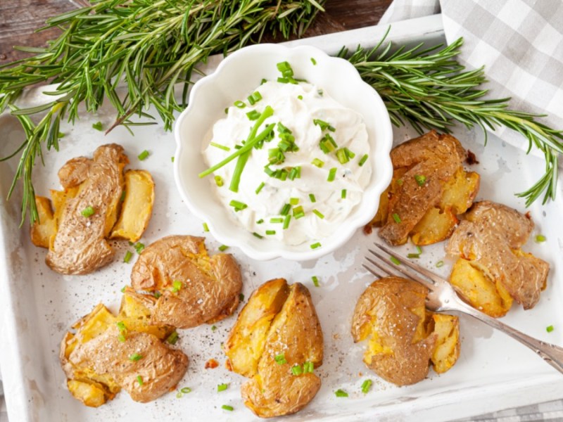 Knusprige Kartoffeln: Lieblingsrezept für Smashed Potatoes mit Kräuter-Dip
