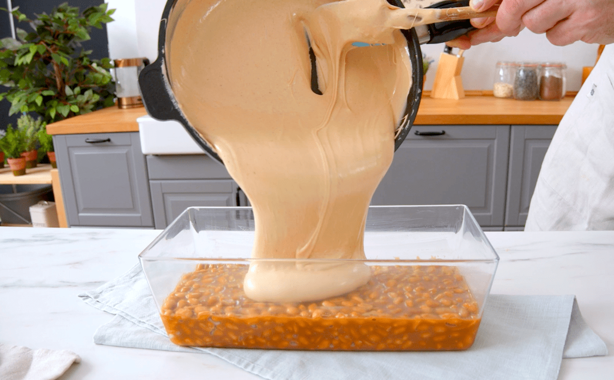Geschmolzene Marshmallows mit Erdnussbutter und Butter werden in eine Kastenform gegeben