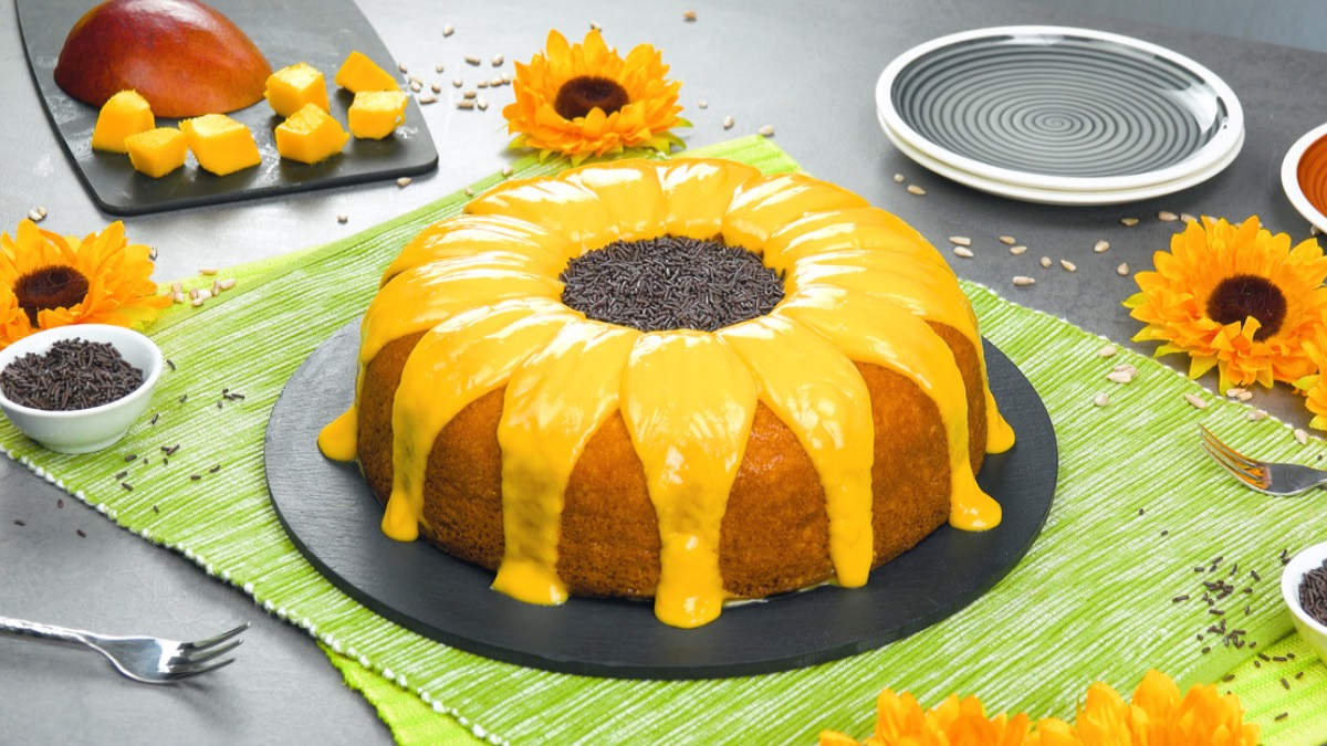 Teller mit Sonnenblumenkuchen mit Brigadeiros und Mangocreme