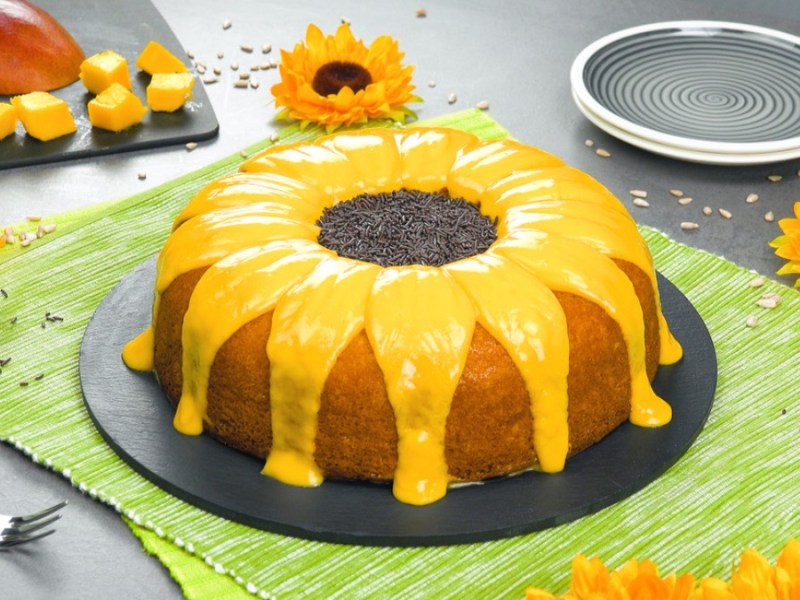 Teller mit Sonnenblumenkuchen mit Brigadeiros und Mangocreme
