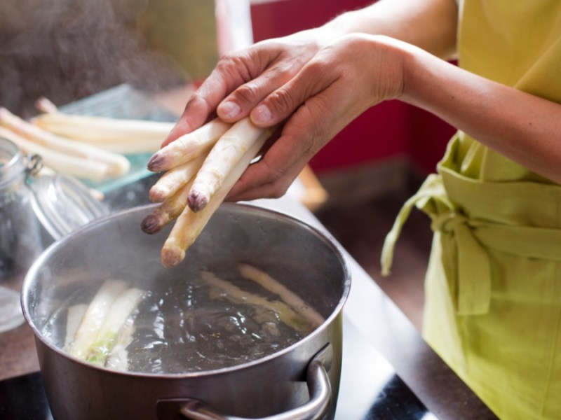 Spargelzeit: 3 Tipps, mit denen Spargel beim Kochen perfekt wird