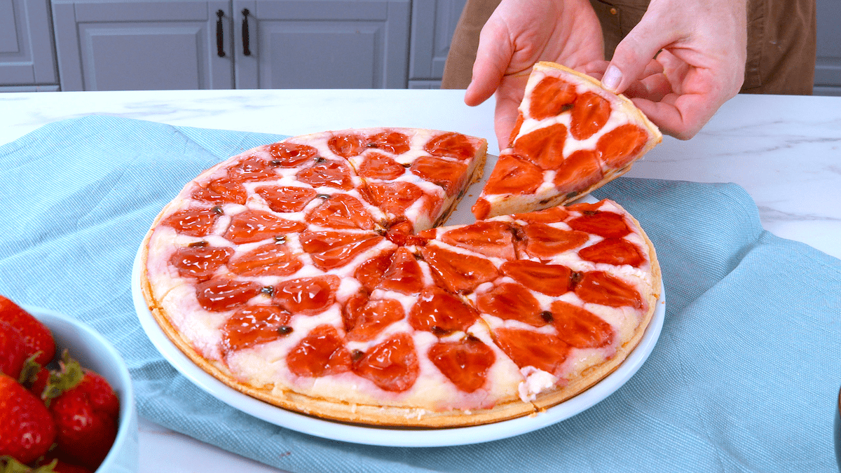 SÃ¼ÃŸe Pizza mit Erdbeeren und Vanillepudding