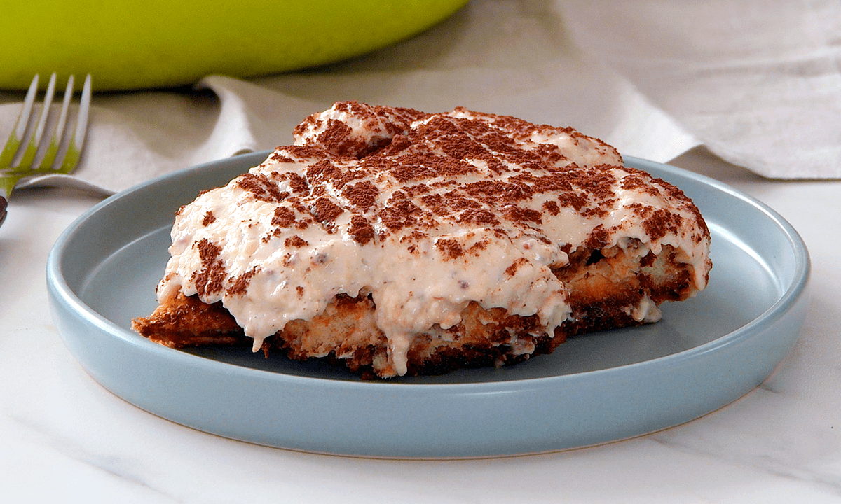 Tiramisu mit Apfel auf einem Teller.