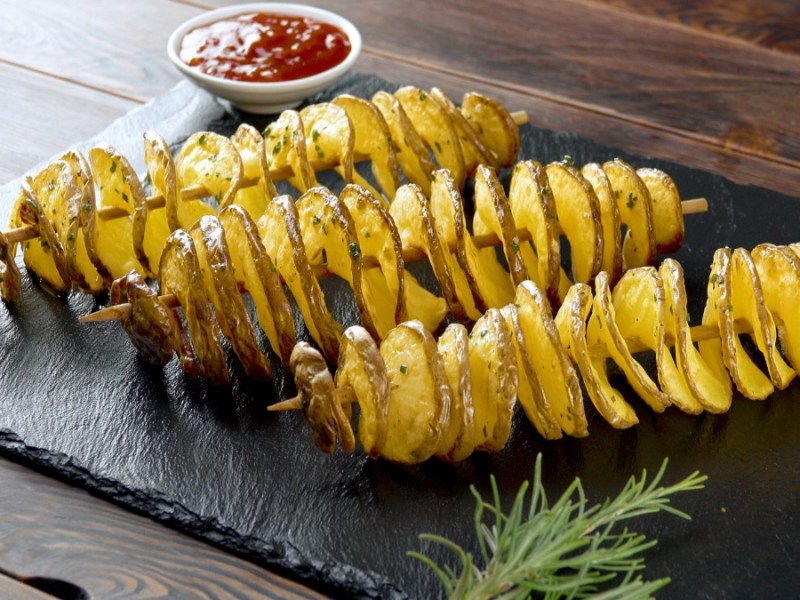 Kartoffelgerichte aus aller Welt: Tornado-Kartoffeln liegen auf einer Tafel.