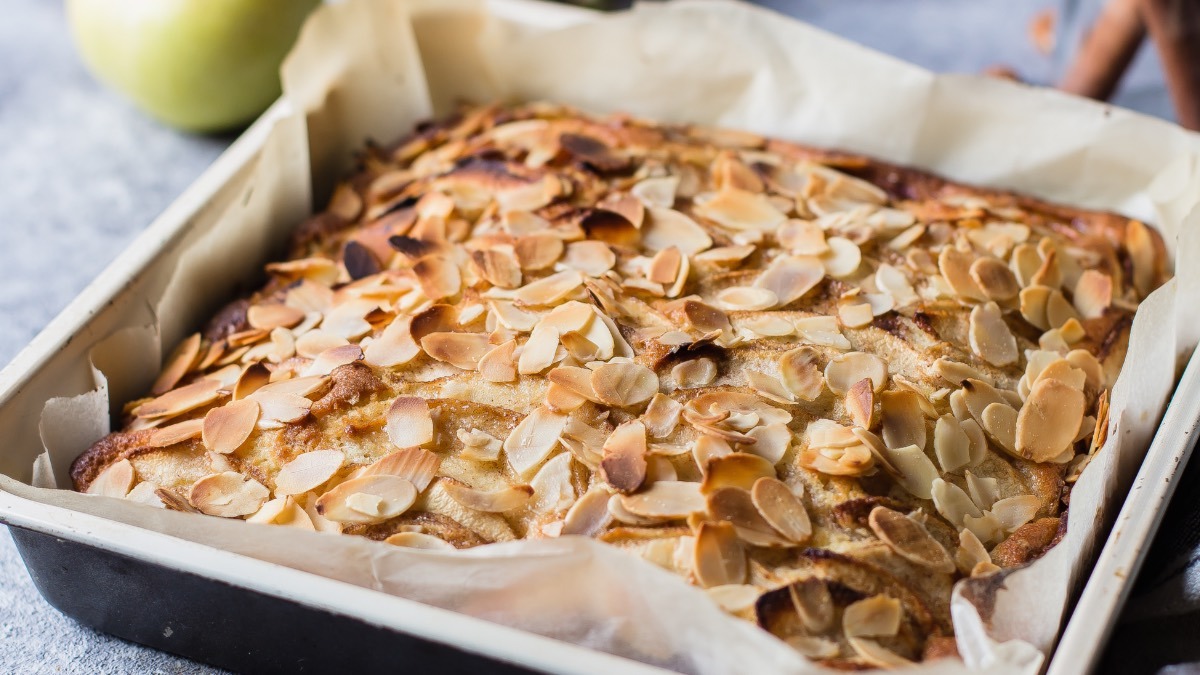 Unsichtbarer Apfelkuchen mit Mandeln und Streuseln in Kuchenform.