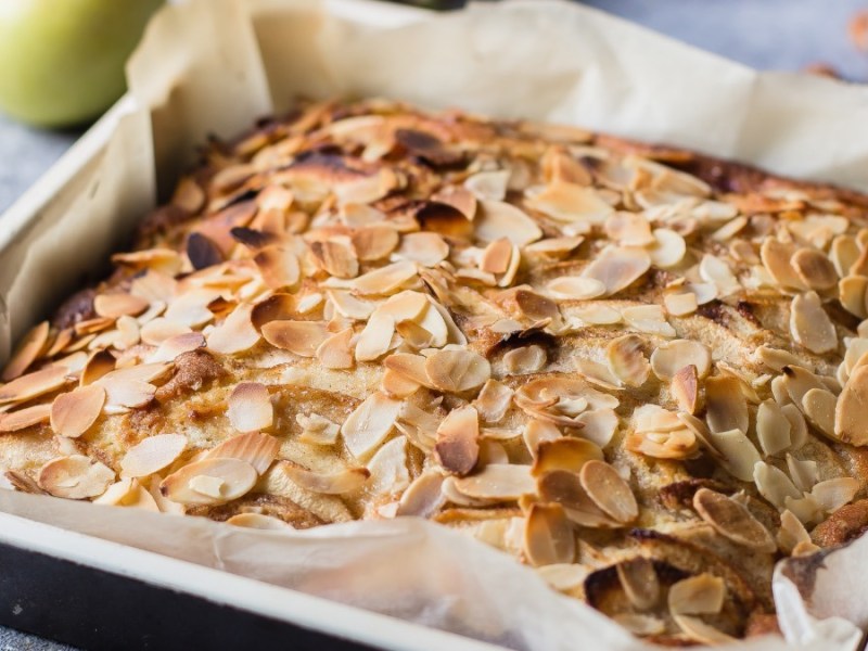 Unsichtbarer Apfelkuchen mit Mandeln und Streuseln in Kuchenform.