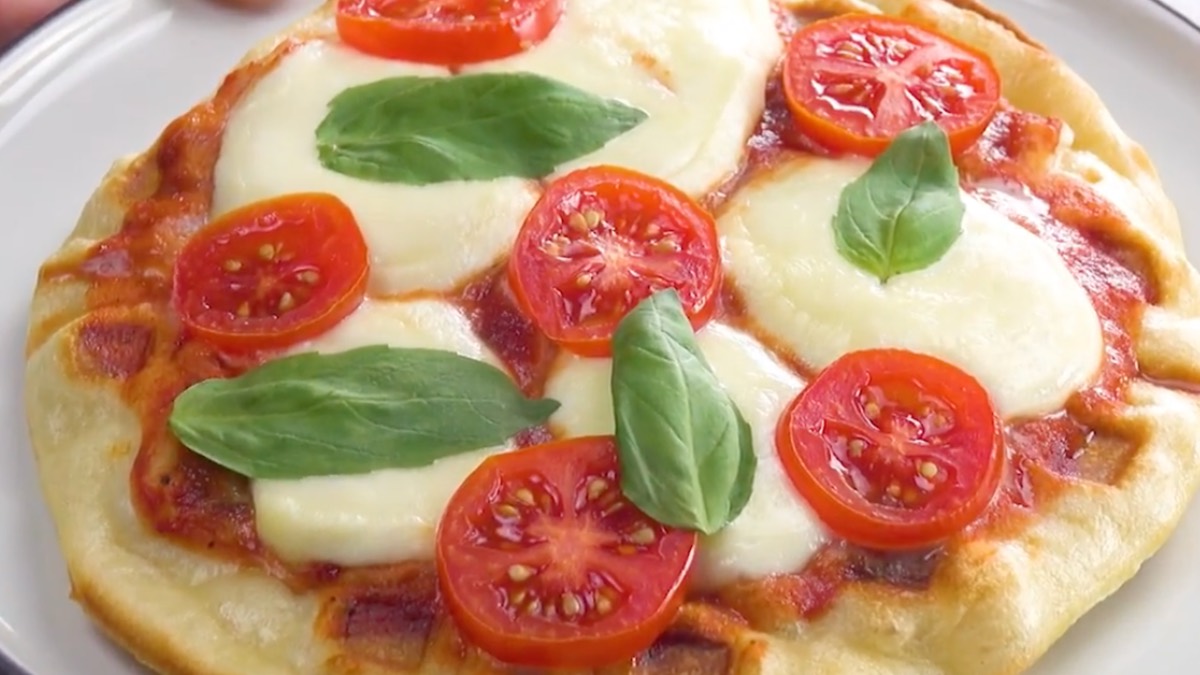 Waffeleisen-Pizza mit Mozzarella, Tomaten und Basilikum