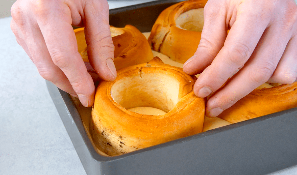 Zimtschnecken-Kuchen mit Vanillepudding und Fruchtkompott - Leckerschmecker