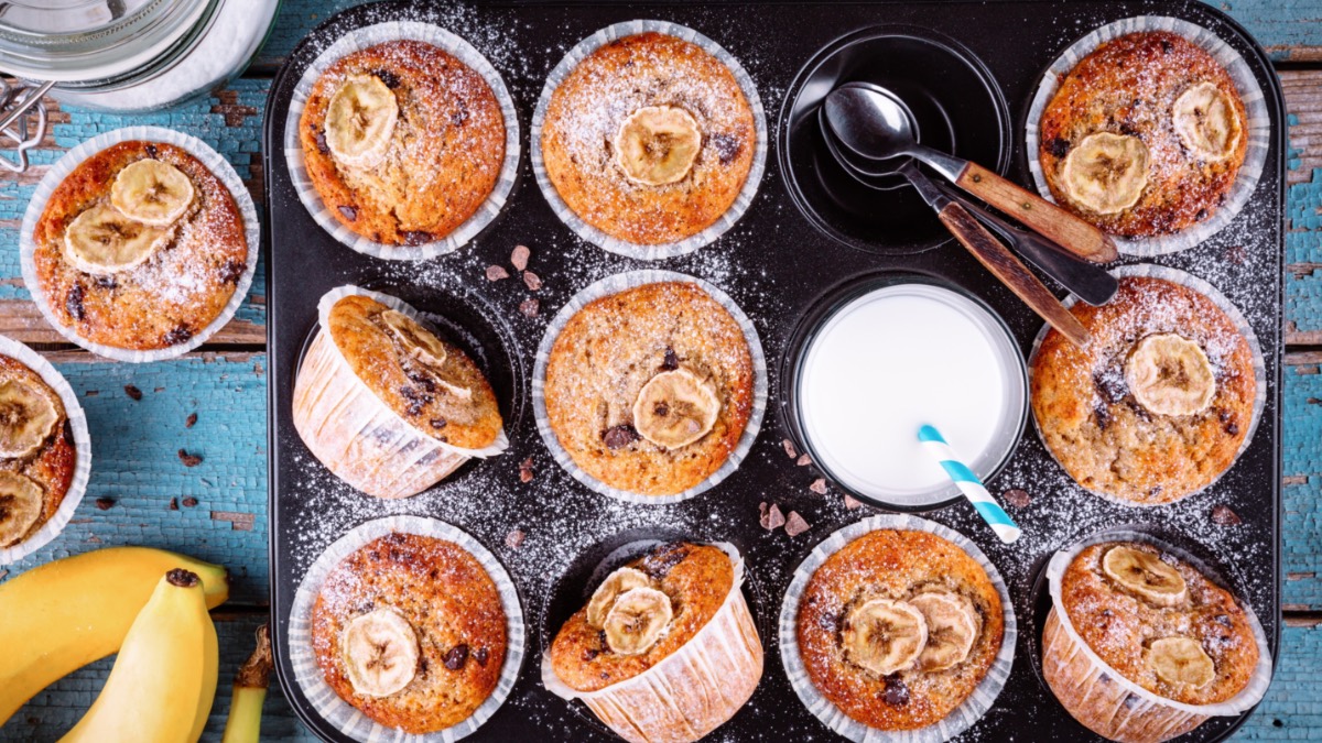 Bananen-Schoko-Muffins mit Puderzucker von oben fotografier