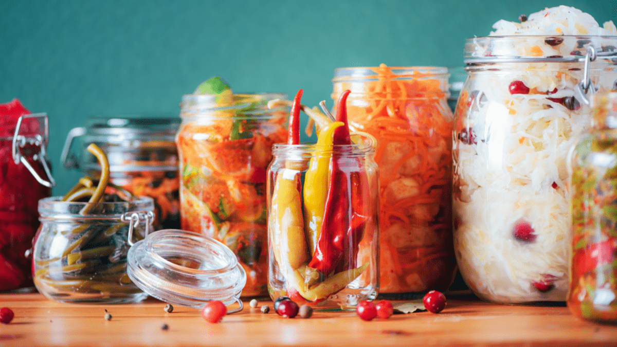 Unterschiedliches, fermentiertes GemÃ¼se in GlÃ¤sern