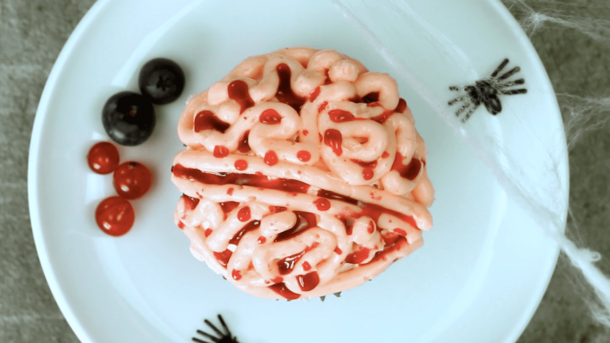 Gehirn-Muffin auf Teller