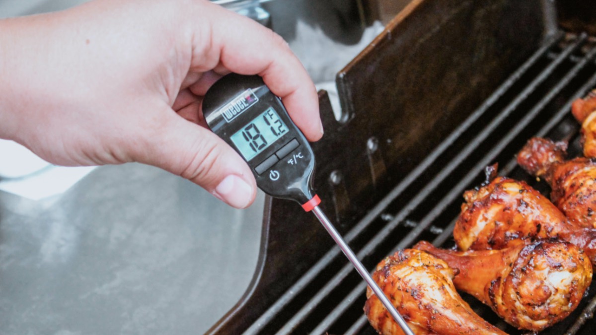 Fleischthermometer zeigt Temperatur von Grillfleisch an