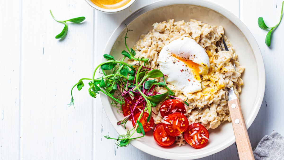 Herzhafter Porridge mit Tomaten, Sprossen und pochiertem Ei
