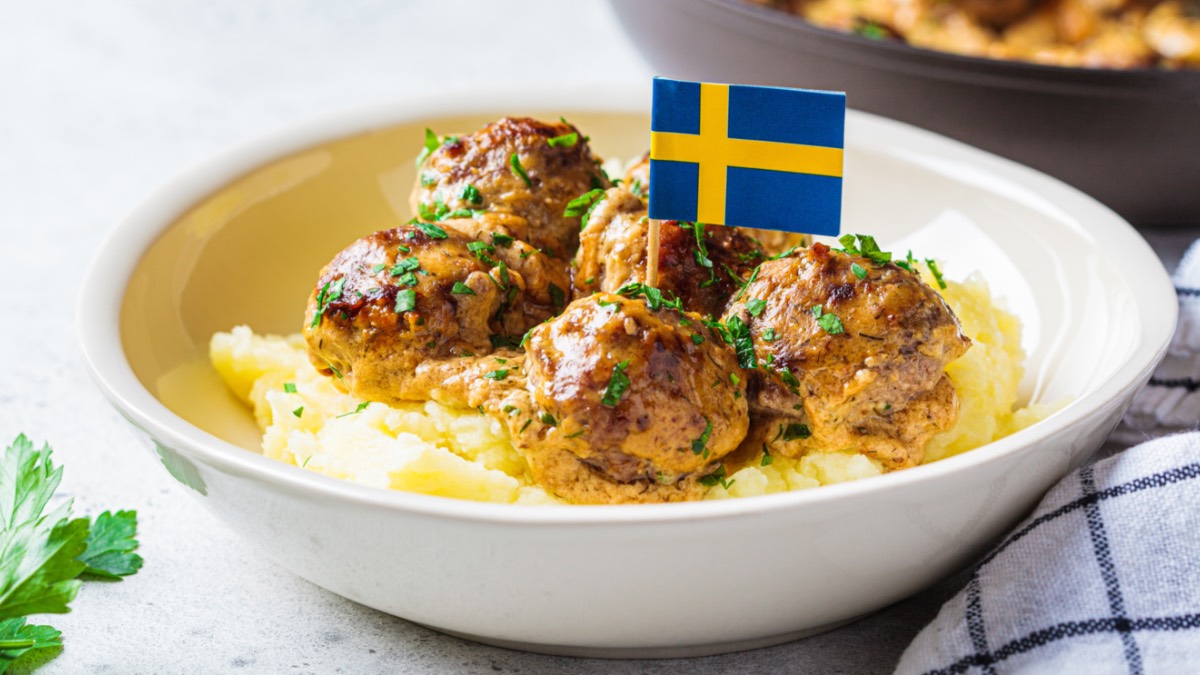 Ein Paar KÃ¶ttbullar mit SoÃŸe auf Kartoffelbrei in SchÃ¼ssel