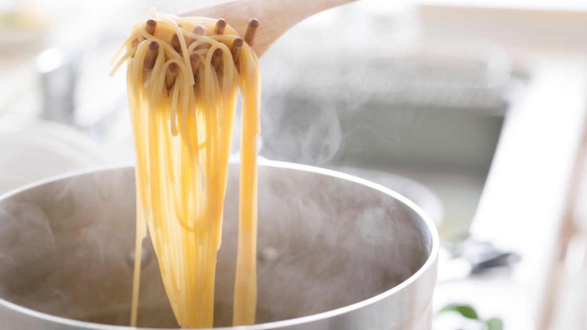 Gekochte Spaghetti werden mit SpagehttilÃ¶ffel aus Wasser geholt