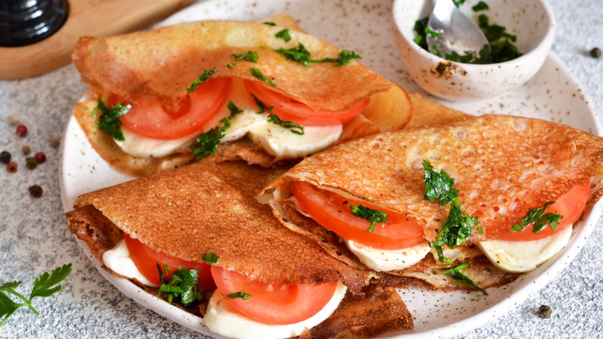 Eine ungewÃ¶hnlich leckere Kombination: 3 Pfannkuchen mit Tomaten und Mozzarella auf einem Teller