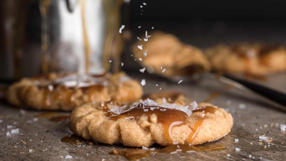 Ein Salted Caramel Cookie, Ã¼ber den Salz gestreut wird