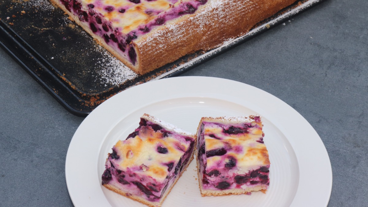 Schmandkuchen mit Heidelbeeren als einfacher Blechkuchen - Leckerschmecker