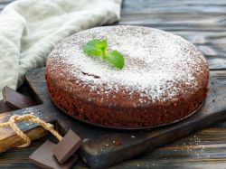 Schneller Schokokuchen , bestäubt mit Puderzucker, Minze als Deko.