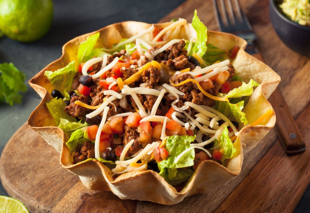 Taco-Salat, serviert in einer Schüssel aus Tortilla-Chips