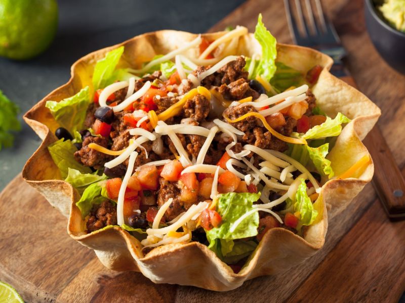 Taco-Salat, serviert in einer Schüssel aus Tortilla-Chips