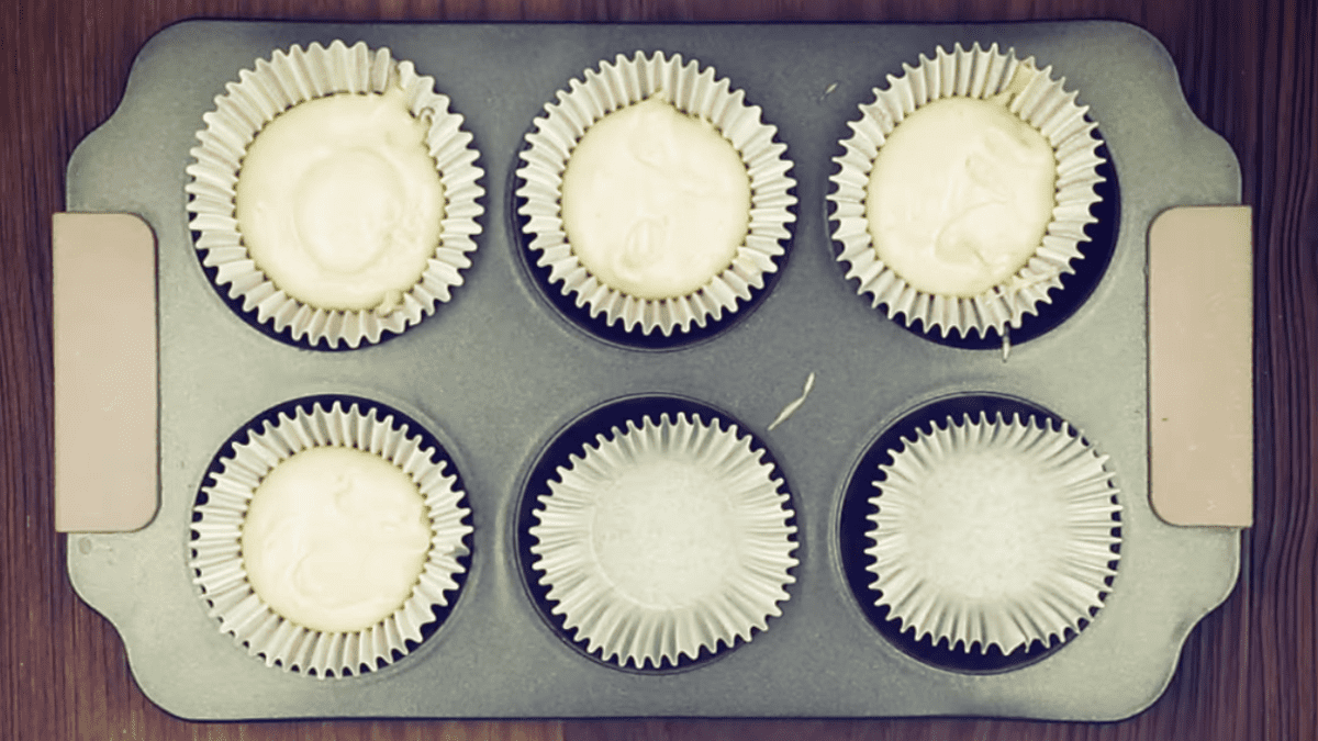 Teig in Muffinförmchen