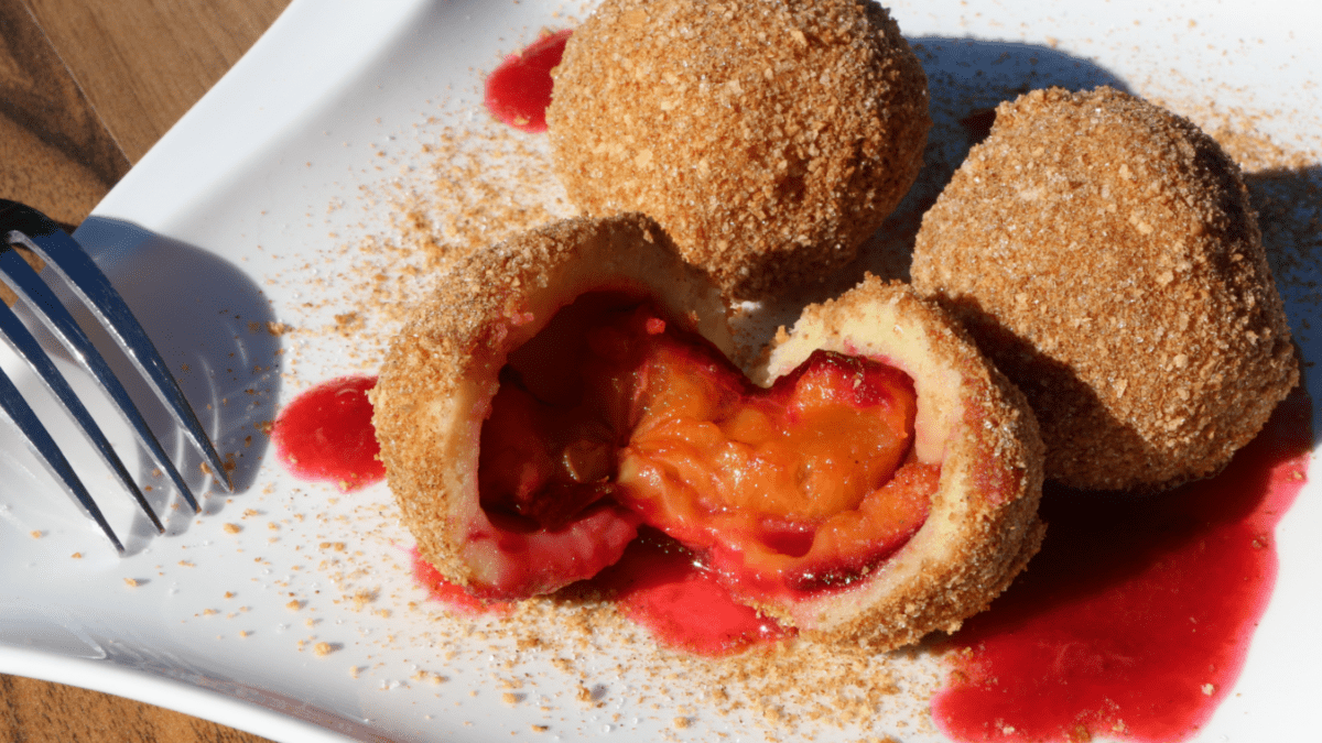 ZwetschgenknÃ¶del auf Teller