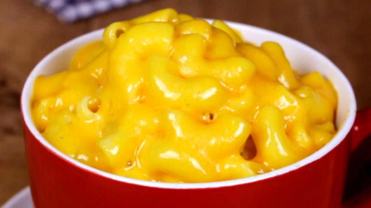 Mac-and-Cheese-Pasta in einer roten Tasse.