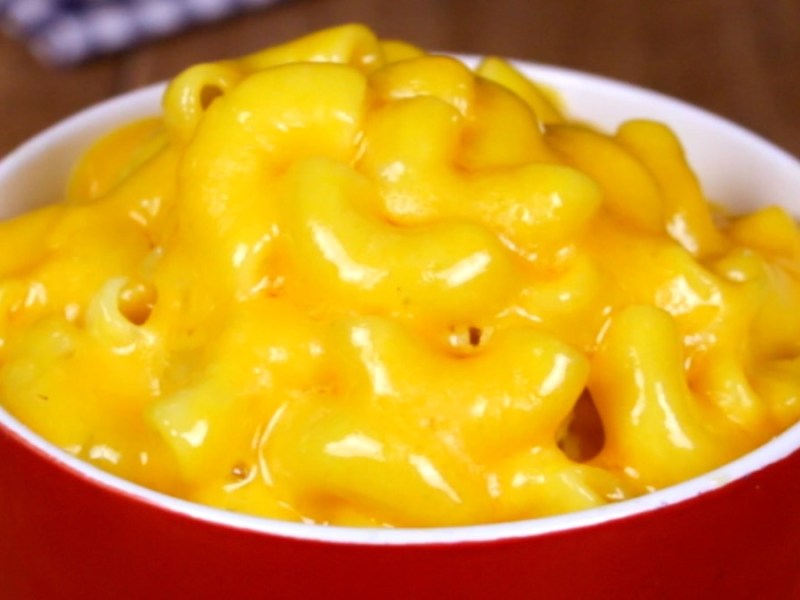 Mac-and-Cheese-Pasta in einer roten Tasse.