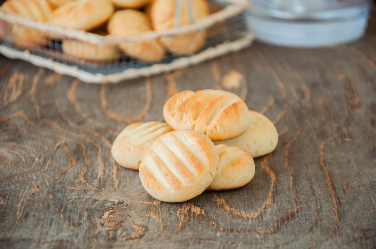 ein paar Puddingplätzchen auf einem Haufen.