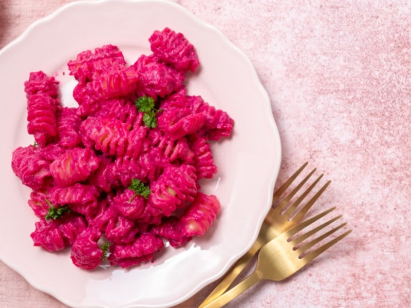 Leuchtend pink: Barbie-Pasta schmeckt und sieht gut aus!