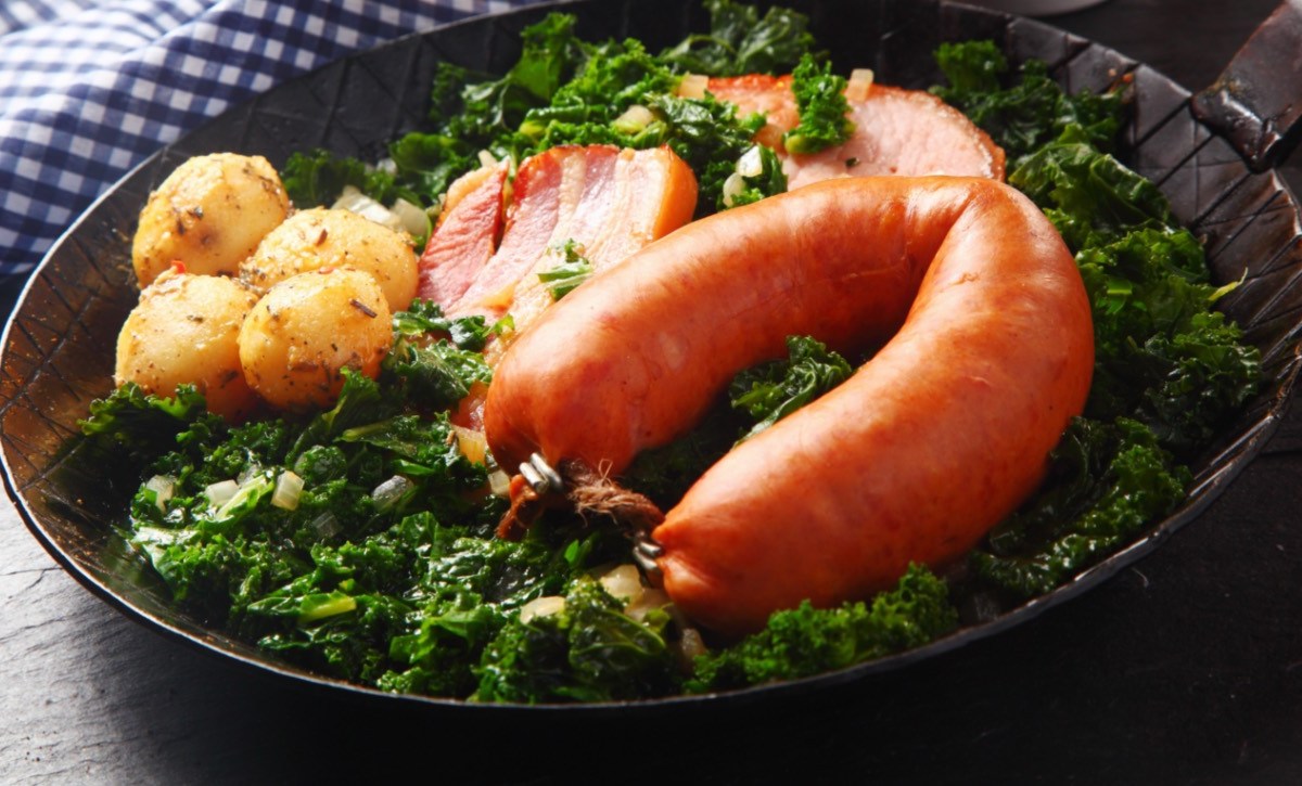 Eine Portion Grünkohl mit Pinkel, Kassler und Kartoffeln.