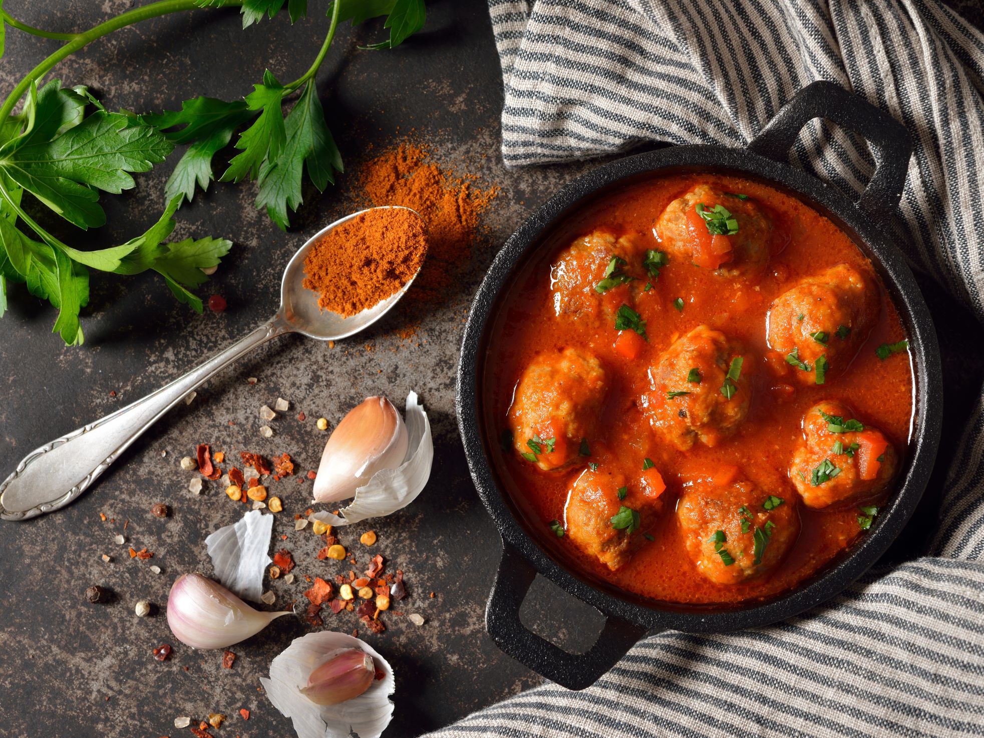 Hackbällchen in Tomatensoße: Rezept für die ganze Familie - Leckerschmecker