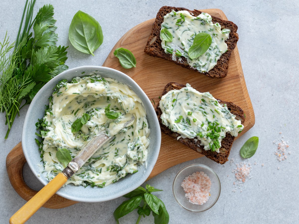 Unser Geheimtipp fürs Grillen: Knoblauch-Parmesan-Butter