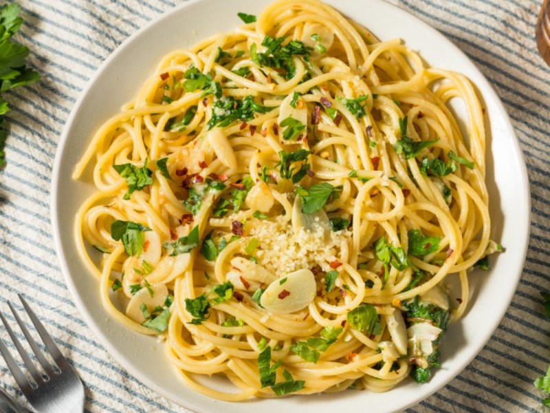 Knoblauchnudeln mit Parmesan: schnelles Nudelgericht