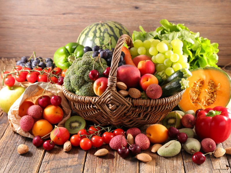 Obst- und Gemüsesorten getrennt lagern: Ein Obstkorb mit verschiedenen Sorten Obst und Gempse