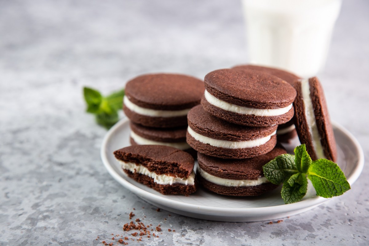 Ein Teller selbst gemachte Oreos mit einem Glas Milch im Hintergrund.