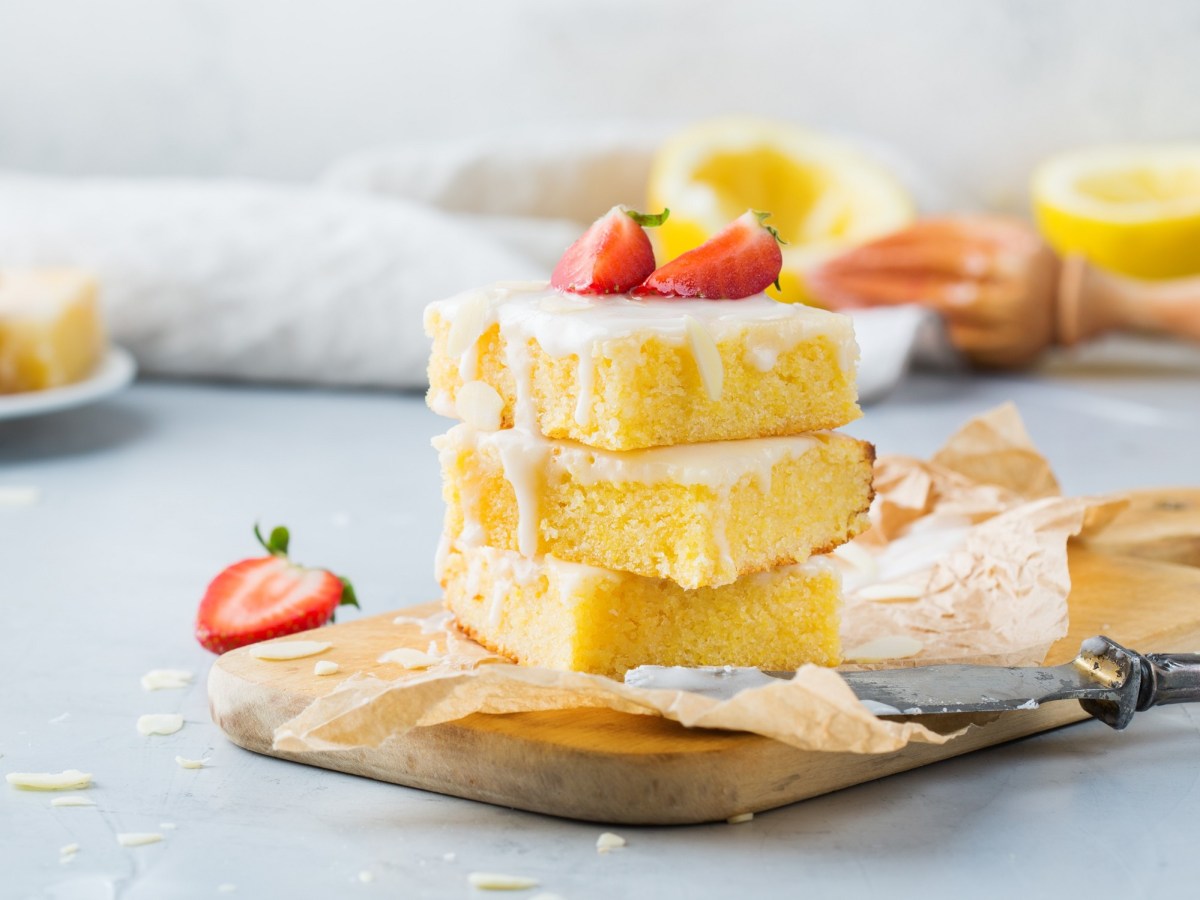 Zitronenkuchen vom Blech: So leicht backst du einen Selterskuchen mit Zuckerguss