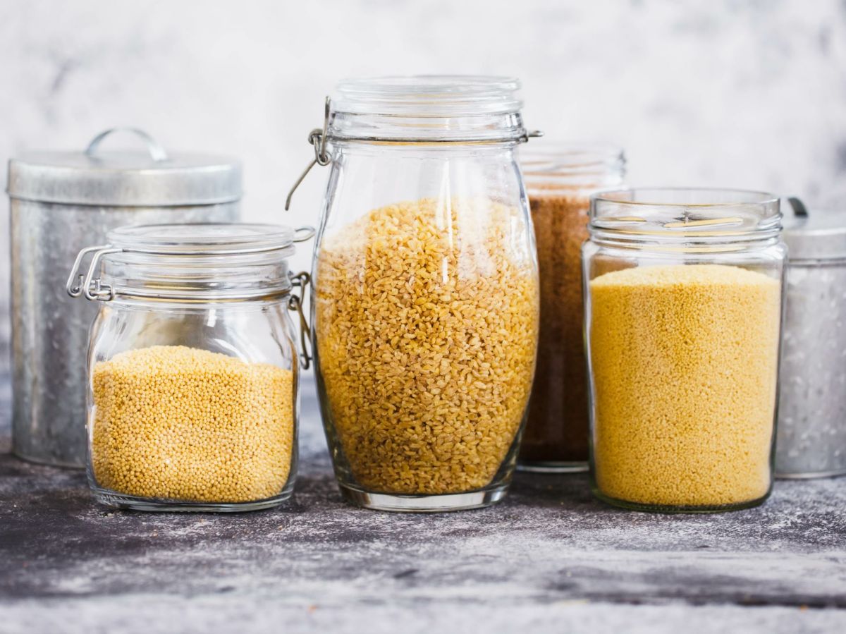 Drei Gläser stehen nebeneinander: Bulgur, Couscous und Quinoa. Doch was ist der Unterschied zwischen Bulgur und Couscous?
