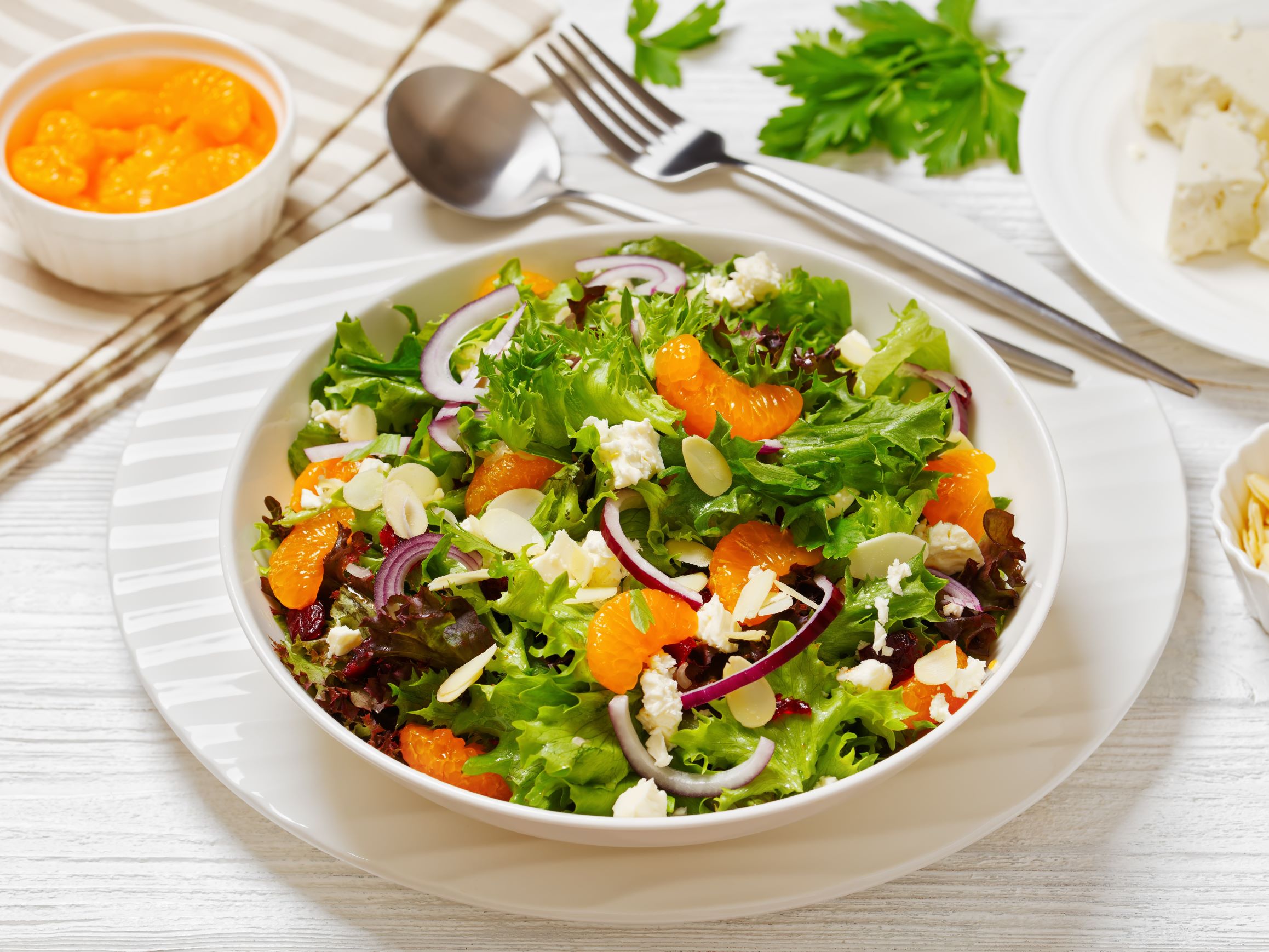 Wintersalat mit Mandarinen, Trauben und Feta: bunte Frische ...