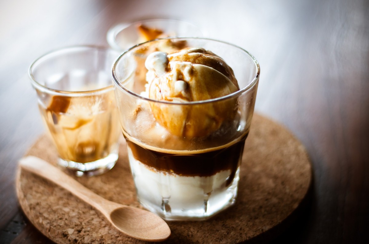 Affogato: eine Kugel Vanilleeis und ein Shot Espresso in einem Glas.