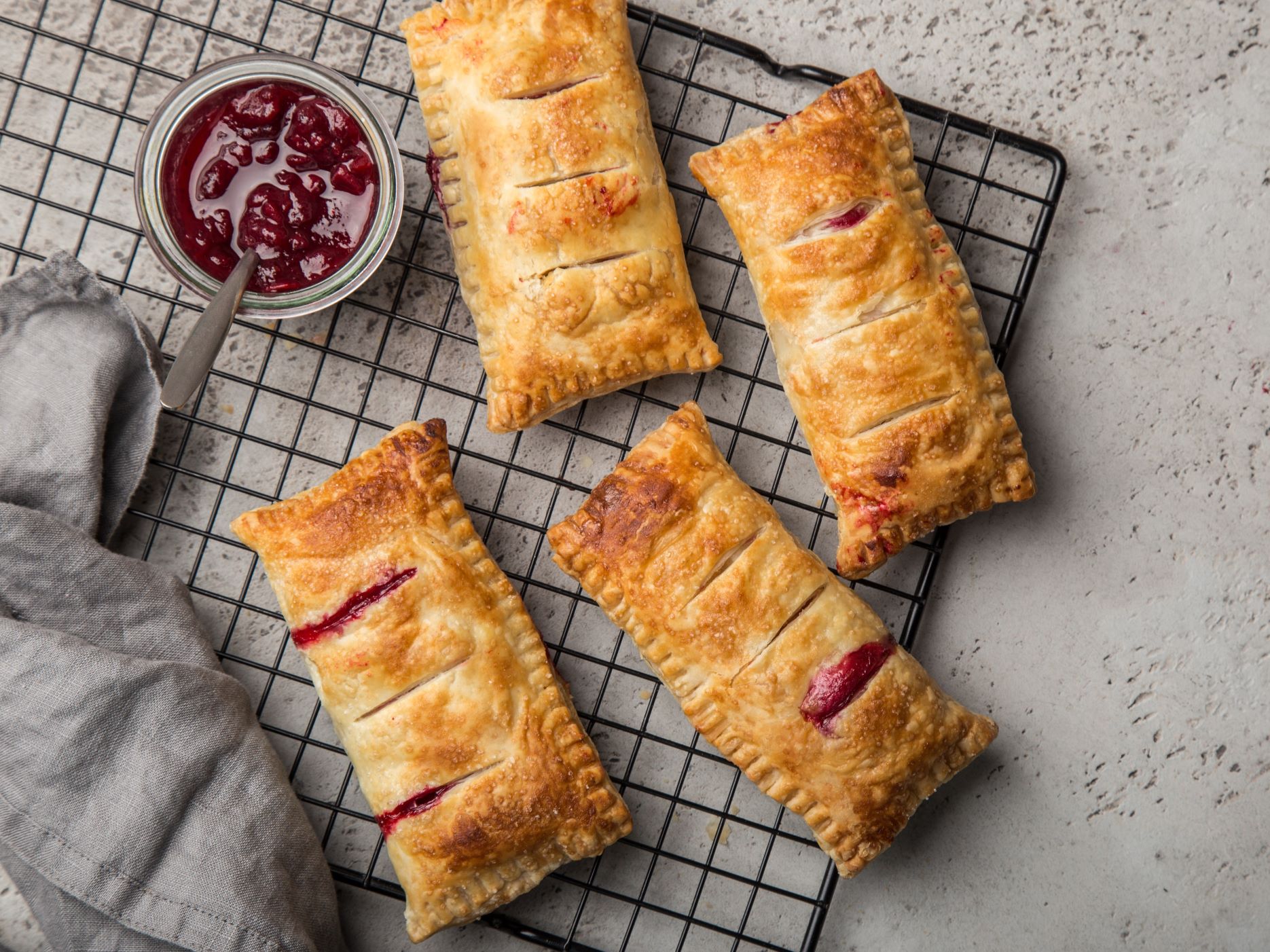 Kirschtaschen mit Blätterteig: ein süßer Genuss - Leckerschmecker