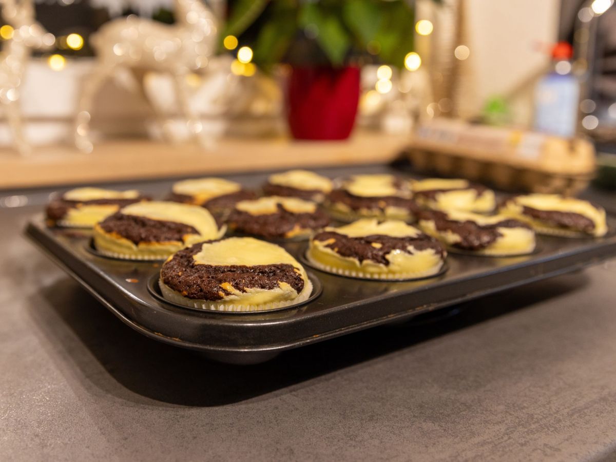 Cheesecake-Muffins in einem Blech.