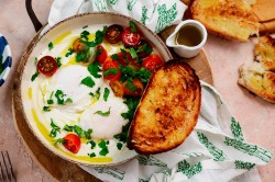 Schüssel Frühstück mit Ei und Joghurt auf einem Tisch.