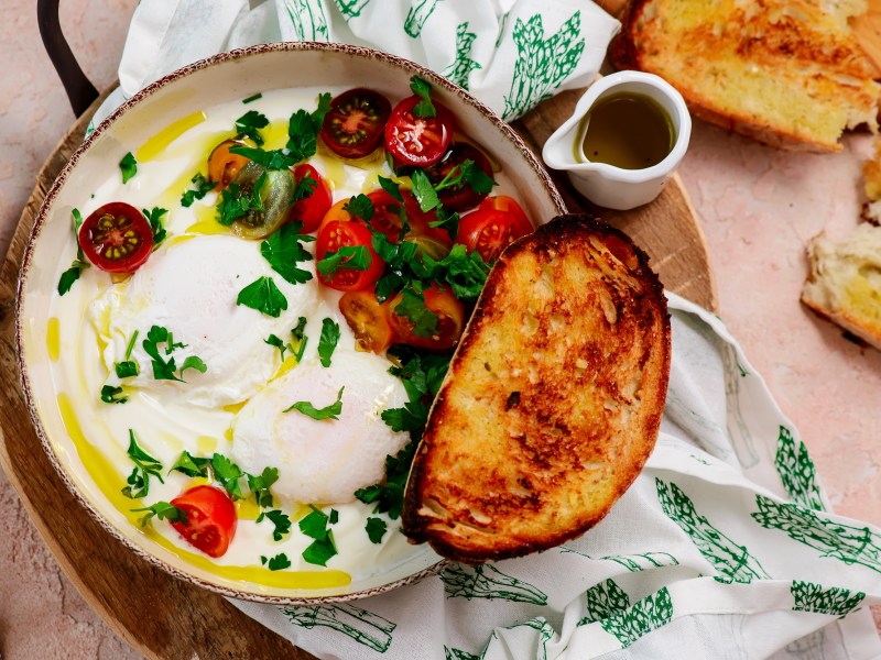Schüssel Frühstück mit Ei und Joghurt auf einem Tisch.