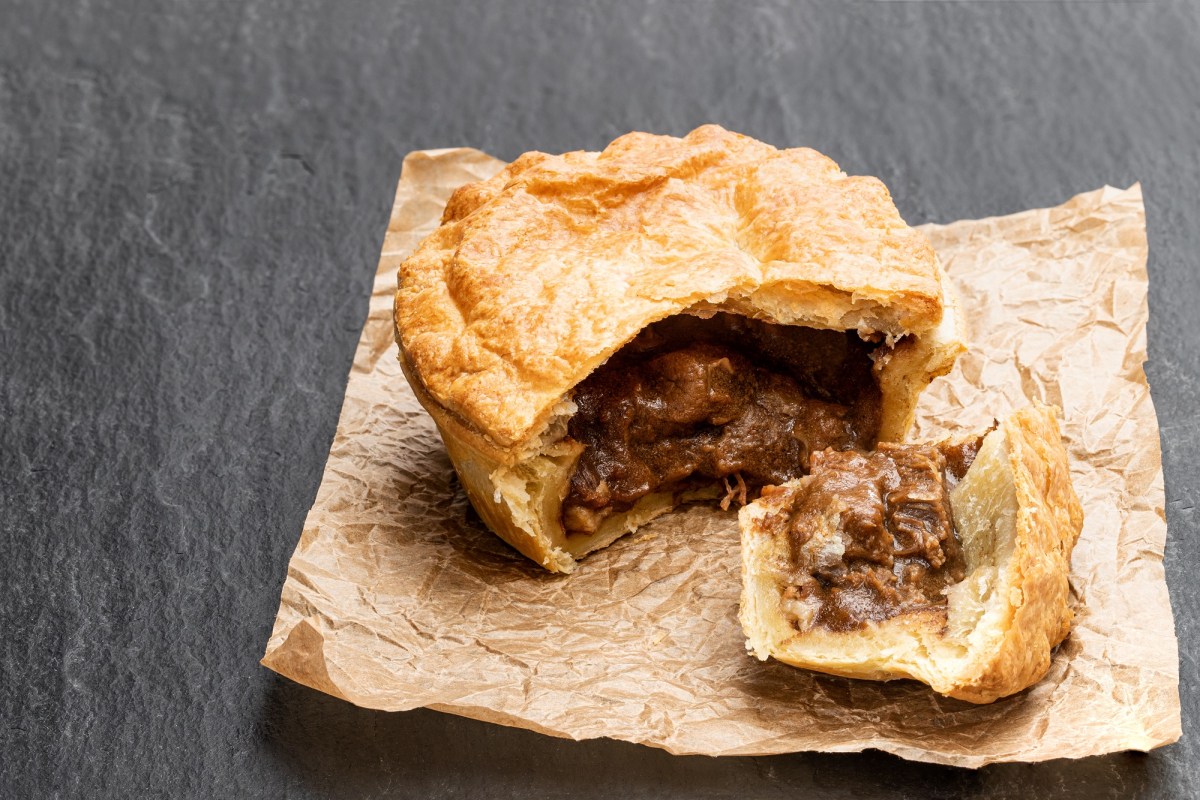 Hackfleisch-Pie mit Pilzen auf einem Stück Backpapier.