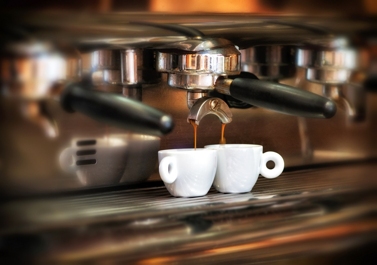 Kaffeespezialitäten: Zwei Tassen Espresso unter einer Siebträgermaschine